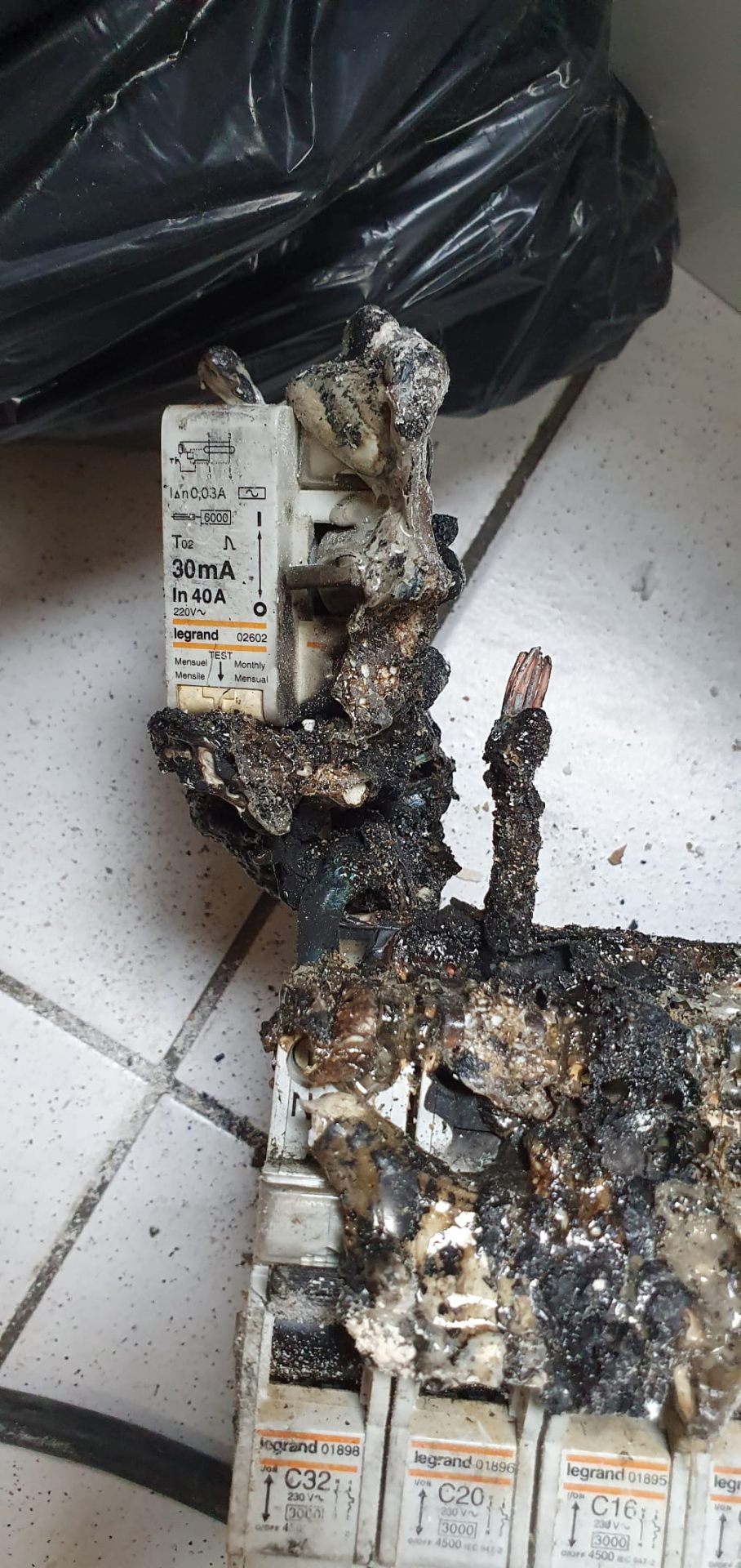 Interrupteur différentiel Legrand 30 mA fondu et disjoncteurs noircis après une surchauffe du tableau électrique